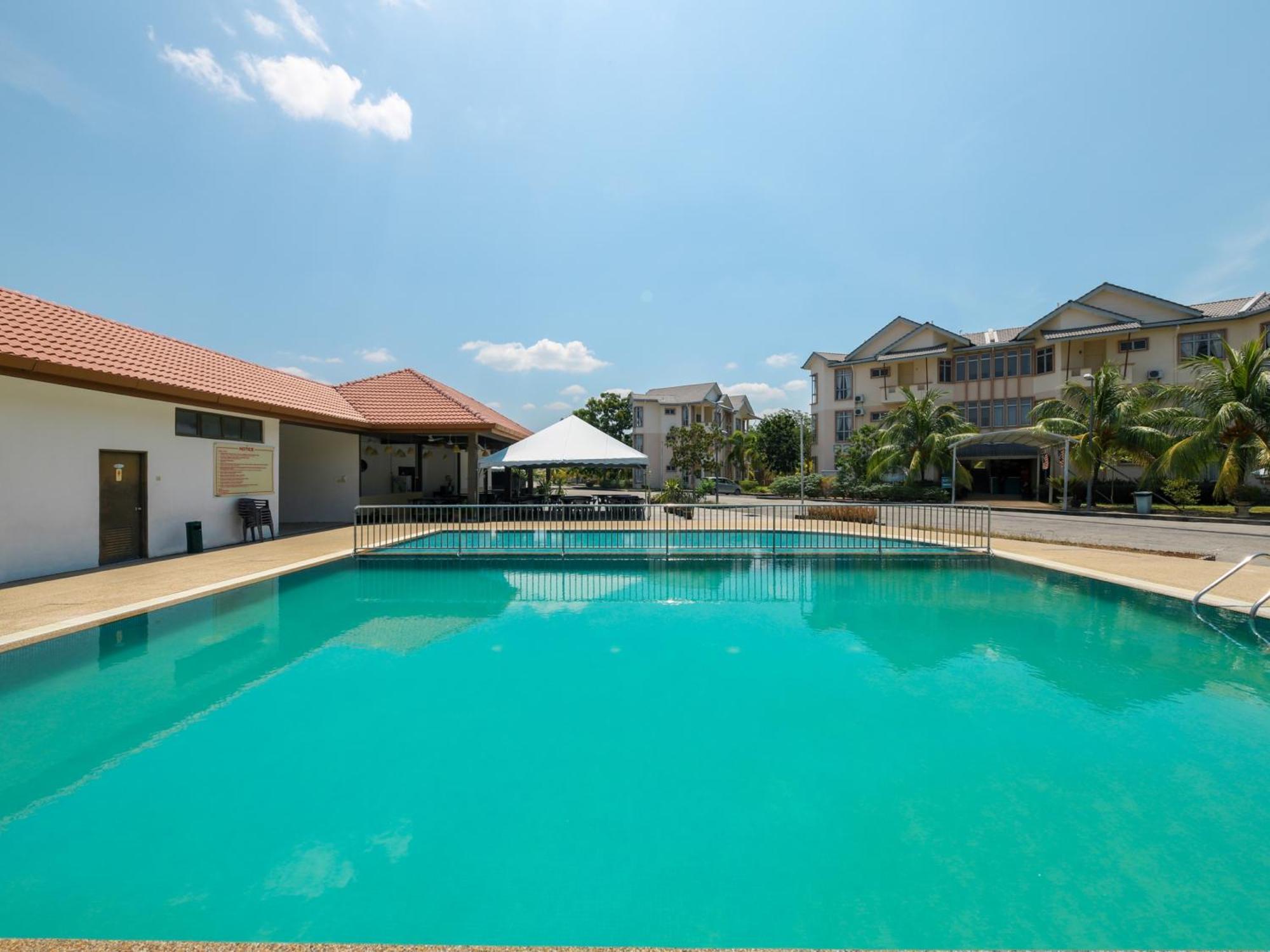 Seri Bayu Resort Hotel Sungai Pelek Esterno foto