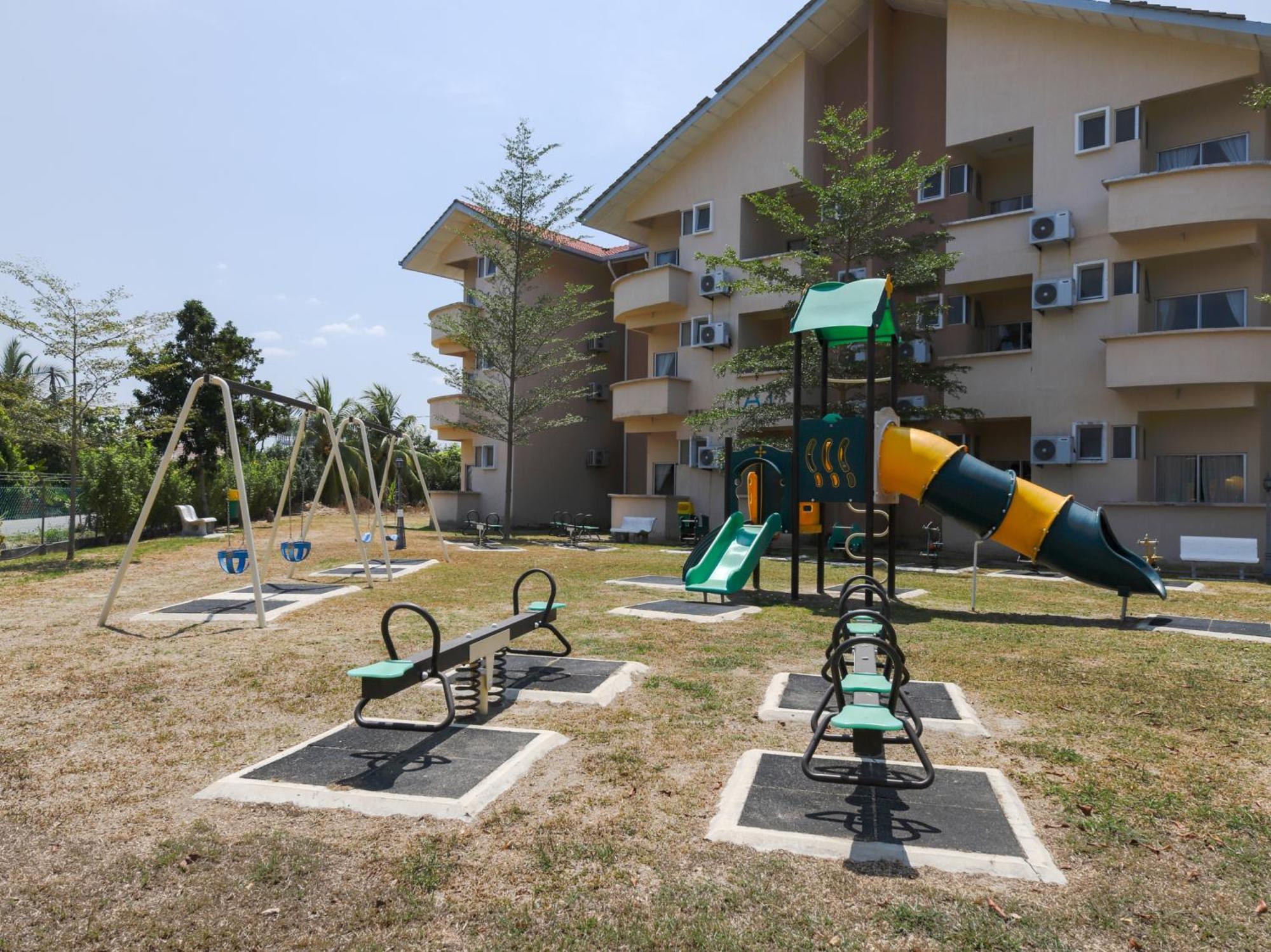 Seri Bayu Resort Hotel Sungai Pelek Esterno foto