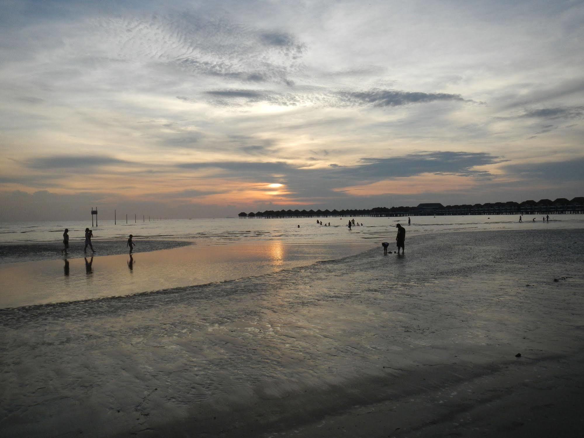 Seri Bayu Resort Hotel Sungai Pelek Esterno foto