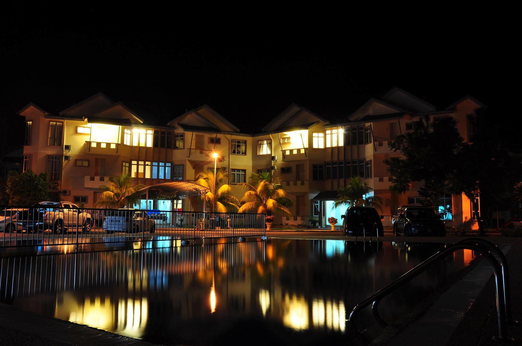 Seri Bayu Resort Hotel Sungai Pelek Esterno foto